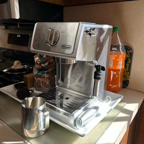 De'Longhi 15-Bar Pump Espresso & Cappuccino Machine Stainless Steel - NEW - Picture 1 of 5